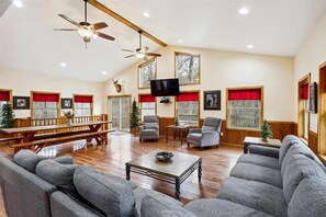 Televisión, chimenea, reproductor de DVD y estéreo 