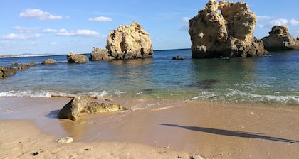 Marina Apartment, 15min walk to old town. 2 bedroom. Swimming Pool, Marina Views