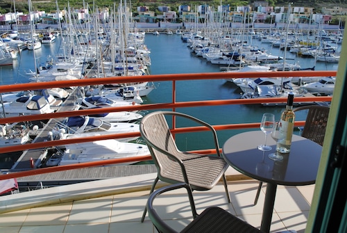 Marina Apartment, 15min walk to old town. 2 bedroom. Swimming Pool, Marina Views