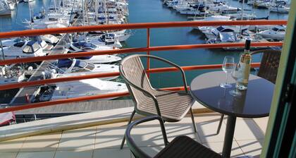 Marina Apartment, 15min walk to old town. 2 bedroom. Swimming Pool, Marina Views