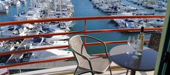 Frontline 2-sengs Marina-leilighet, delt basseng og flott utsikt over Marina & Sea