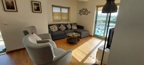 Smart-TV, DVD-Player, BĂŒcher