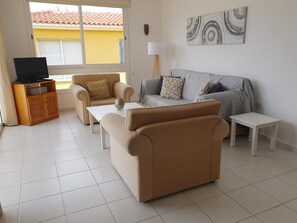 Smart TV, DVD player, books, stereo - Penthouse Sea View Apartment in Tala, Paphos, Cyprus in quiet location with pool (Tala)