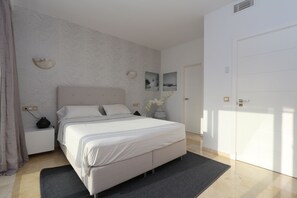 5 bedrooms, iron/ironing board, free WiFi, bed sheets