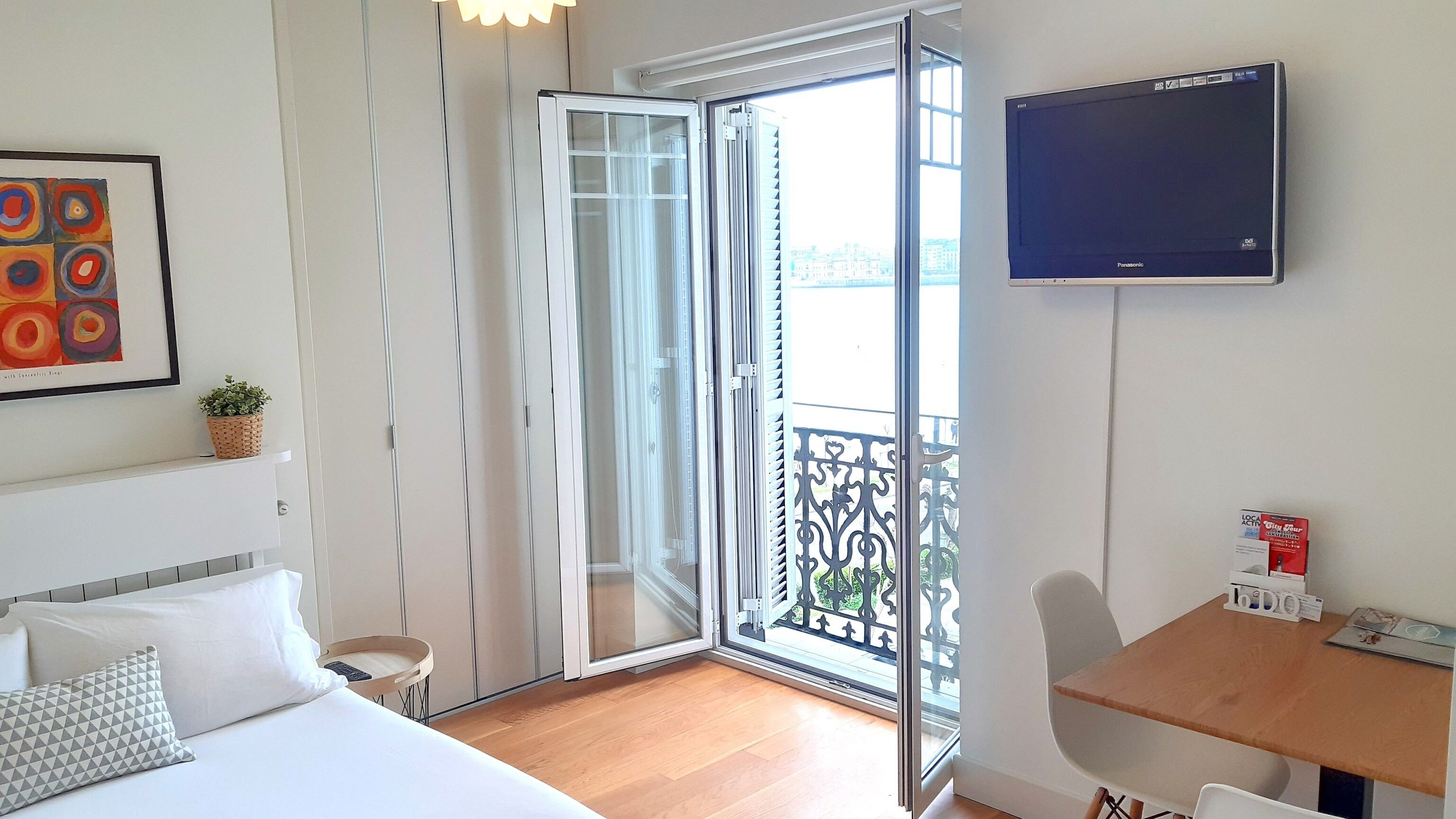 Photo - SEAFRONT LUXURY STUDIO - by www,SanSebastianApartments,es