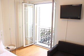 Luxury Studio Suite, 1 Bedroom, Ocean View, Beachfront | 1 bedroom, individually decorated, individually furnished, desk - SEAFRONT LUXURY STUDIO - by SanSebastianApartments.es (San Sebastián)