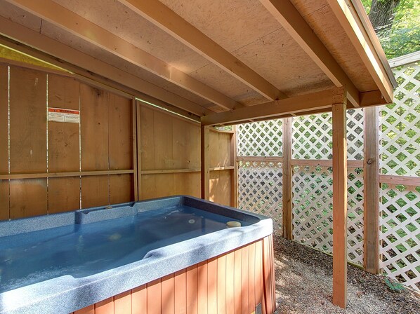 Outdoor spa tub
