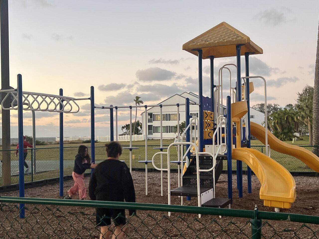 Ein Spielplatz mit Rutsche und Klettergerüsten.