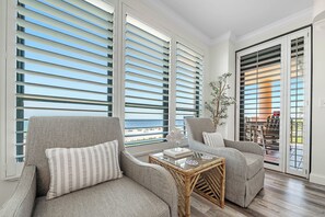 テレビ、DVD プレーヤー