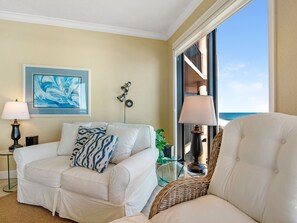 Fernseher, DVD-Player, Bücher, Stereoanlage