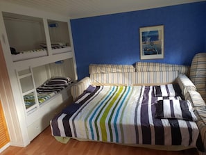 1 slaapkamer, een strijkplank/strijkijzer, reisbedje, gratis wifi