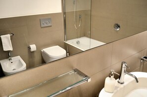 Combined shower/bathtub, hair dryer, bidet, towels