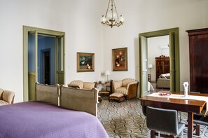 2 Schlafzimmer, Schreibtisch, schallisolierte Zimmer