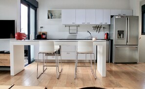 Full-sized fridge, oven, stovetop, dishwasher - Stunning Duplex Near the Sea (Tel Aviv)