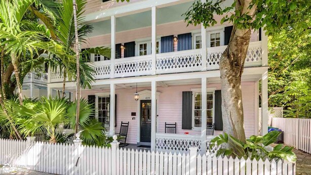 Un immeuble à deux étages, doté d’une clôture en piquets blancs, d’un balcon avec une balustrade en treillis et d’une porte portant le numéro 621.