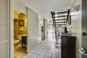 Een bad/douchecombinatie, een haardroger, handdoeken