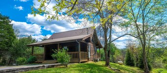 CLASSIC, QUIET TENNESSE LOG CABIN WITH A HOT TUB!