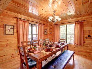 Dining - Great location in Arts & Crafts Community in Gatlinburg! Hot tub, pool table, great outdoor space! (Gatlinburg)