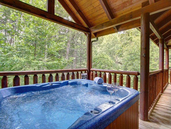 Outdoor spa tub