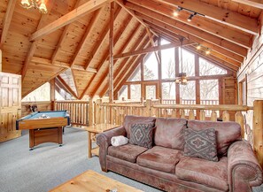 Smart TV, fireplace - Pool table, hot tub, and adorable 1BR log cabin for a perfect stay! (Sevierville)