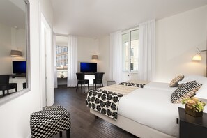 Habitación triple superior, vista a la ciudad | Caja de seguridad en la habitación, escritorio y insonorización 