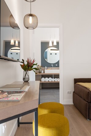Habitación triple panorámica | Caja de seguridad en la habitación, escritorio y insonorización 