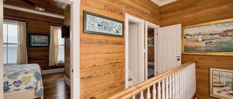 6 bedrooms, desk, iron/ironing board, free WiFi