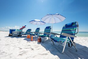 Playa en los alrededores, camastros y toallas de playa 