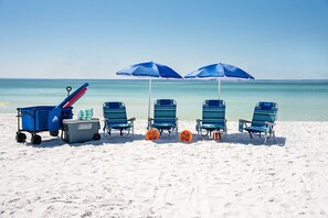 Beach nearby, sun loungers, beach towels