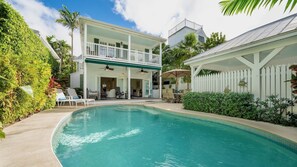 Een verwarmd zwembad