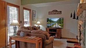 Fernseher, Kamin, DVD-Player