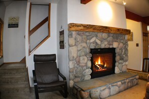 Interior - 7 Tumalo-Sunriver, Oregon: Hot Tub, BBQ, WiFi, SHARC Aquatics, Tubing Hill, Mt. Bachelor, Golf, Deschutes River, Tennis, Bike Paths (Bend)