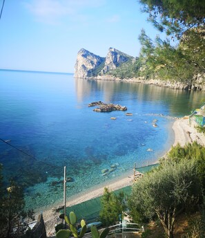 In Strandnähe, Liegestühle, Strandtücher