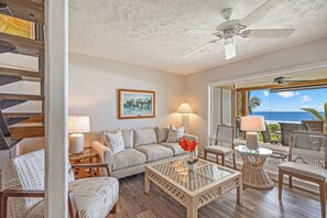 TV, DVD player - Superior, remodeled, Oceanfront two bedroom 2.5 bath low rise, AC, pool. (Lahaina)