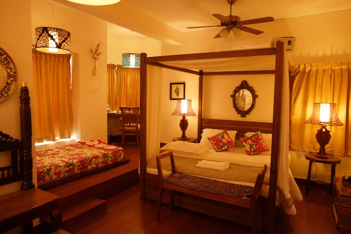 1 bedroom, premium bedding, desk, soundproofing