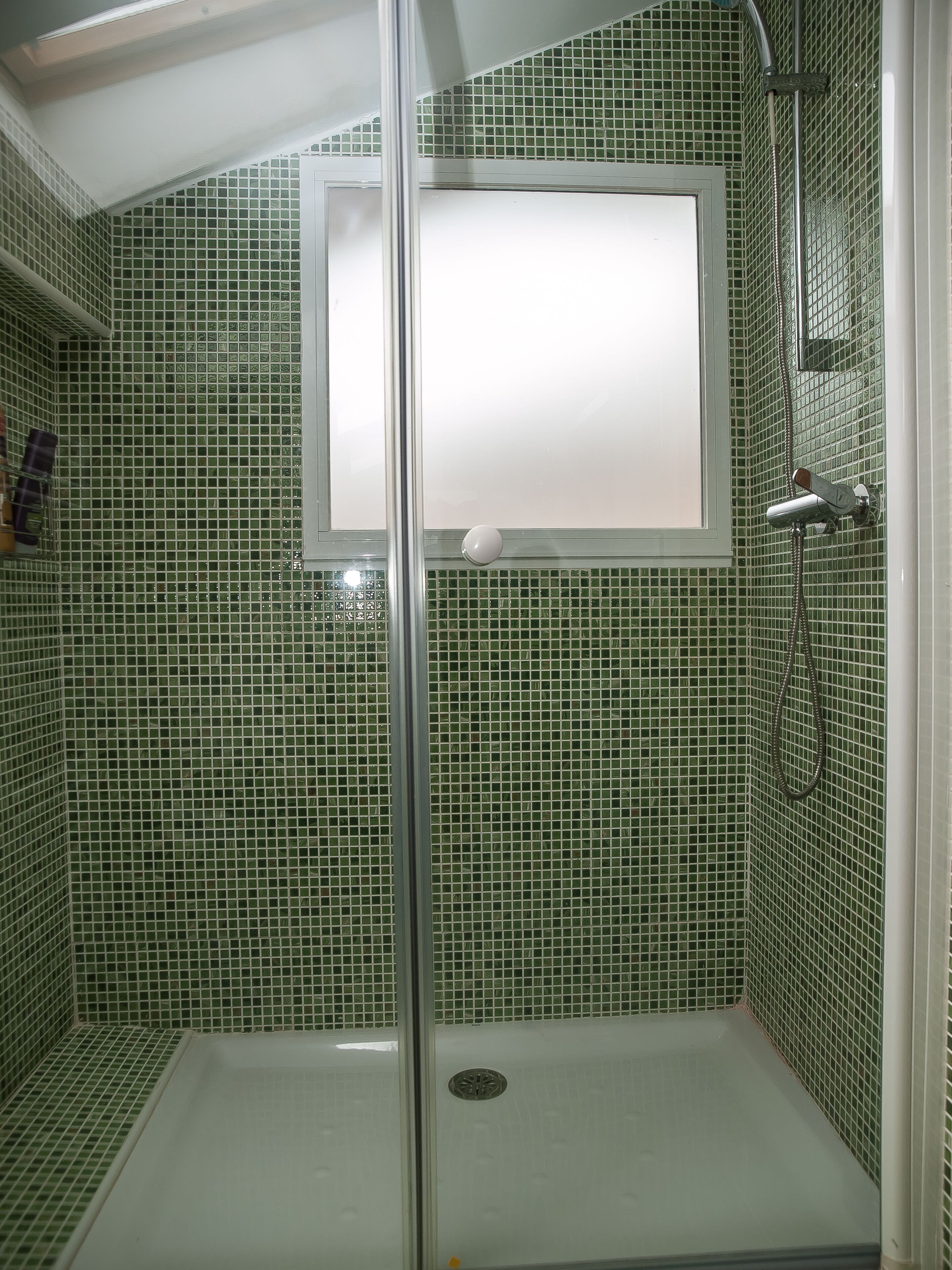 Douche, sèche-cheveux, serviettes fournies, savon