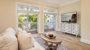 Smart TV, libros y estéreo 