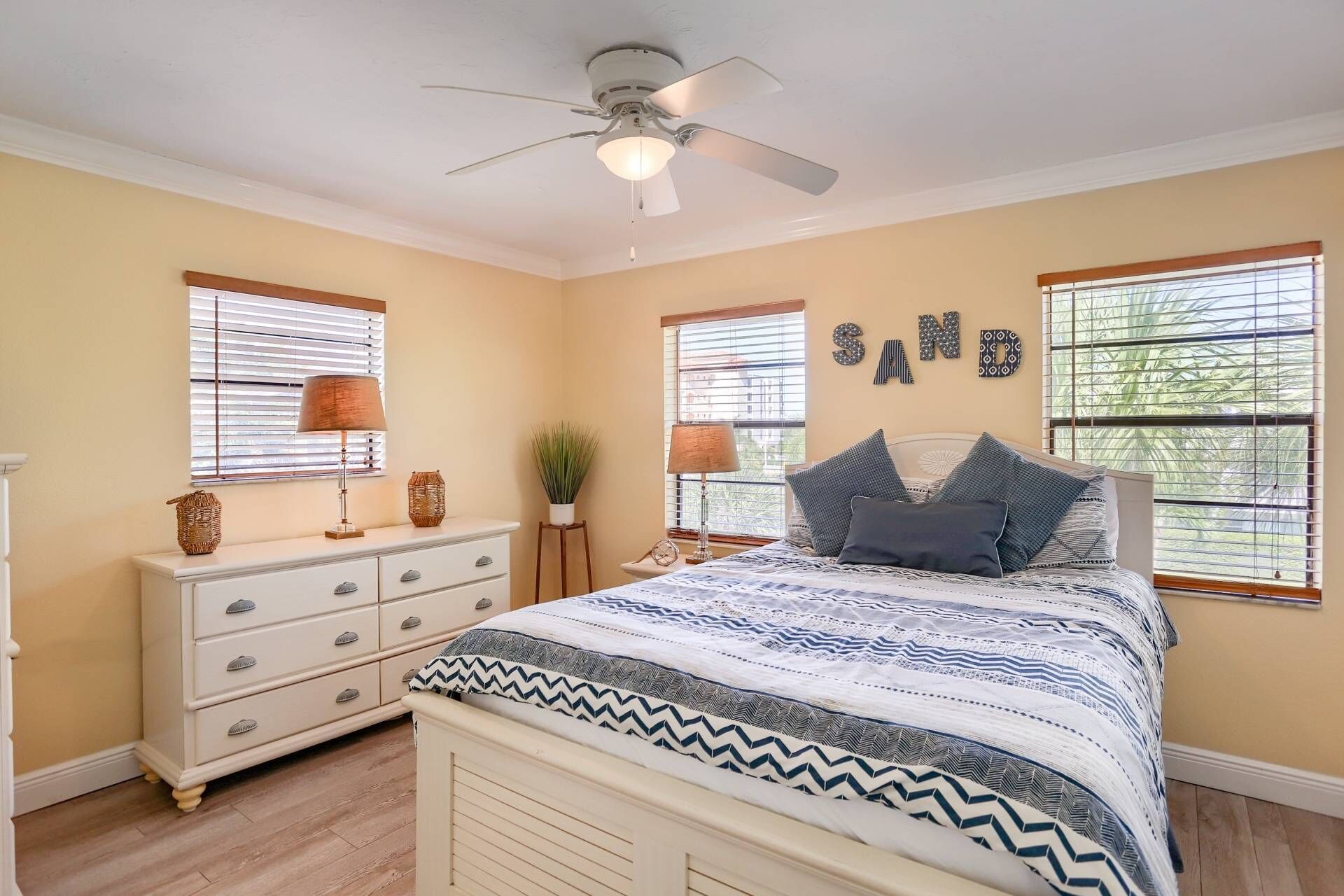 Sparkling Waterfront Pool, Budget-friendly, W/D, Free Wi-Fi, Cable, Netflix -128 Bayview Villas