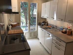 Kjøleskap, mikrobølgeovn, ovn og kokeplater