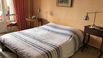 3 dormitorios, tabla de planchar con plancha, cuna de viaje