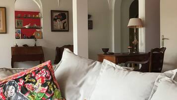 Télévision, lecteur de DVD, livres, chaßne hi-fi