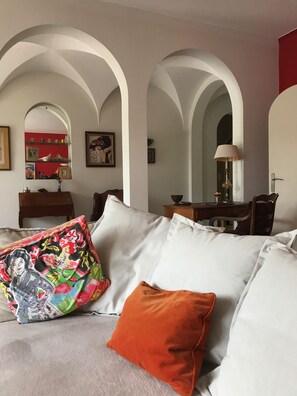 TV, DVD-spiller, bøker og stereoanlegg