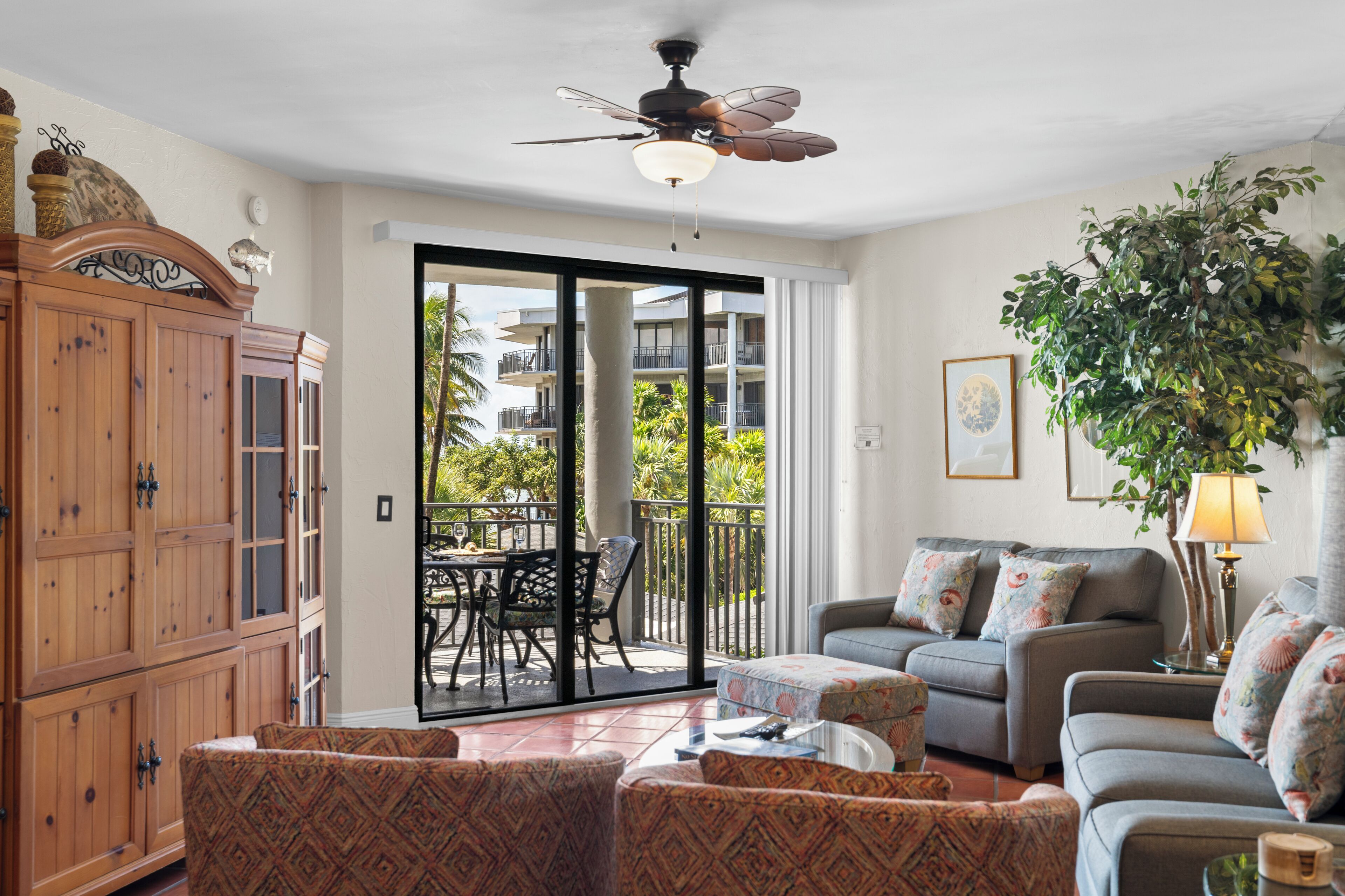 Fernseher, Tischtennisplatte, Bücher