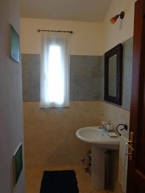 Apartment, 1 Schlafzimmer, eingeschränkter Seeblick | Badezimmer | Dusche, kostenlose Toilettenartikel, Haartrockner, Bidet