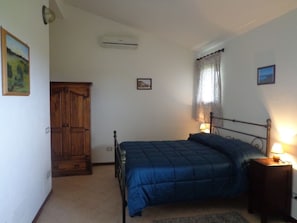 Apartemen, 1 kamar tidur, pemandangan danau terbatas | 1 kamar tidur dan setrika/meja setrika
