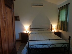 Apartment, 1 Schlafzimmer, eingeschränkter Seeblick | 1 Schlafzimmer, Bügeleisen/Bügelbrett, Babybetten, Zustellbetten