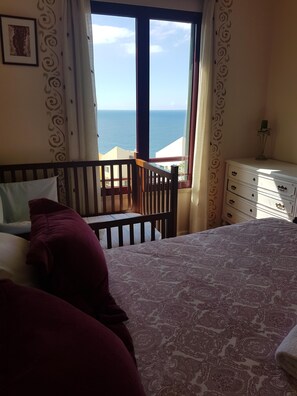 3 chambres, fer et planche à repasser, Wi-Fi, draps fournis