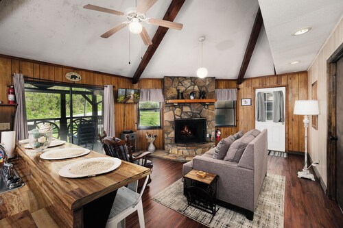 Pet friendly, hottub, sleeps 4, flat roads, GBurg!