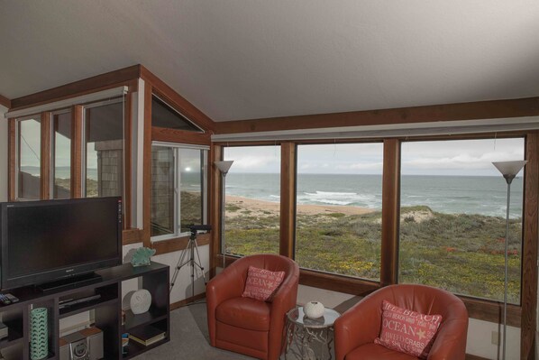 TV, peis, DVD-spiller og stereoanlegg