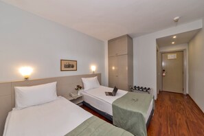 Minibar, in-room safe, desk, soundproofing - Febor Park Hotel (Istanbul)